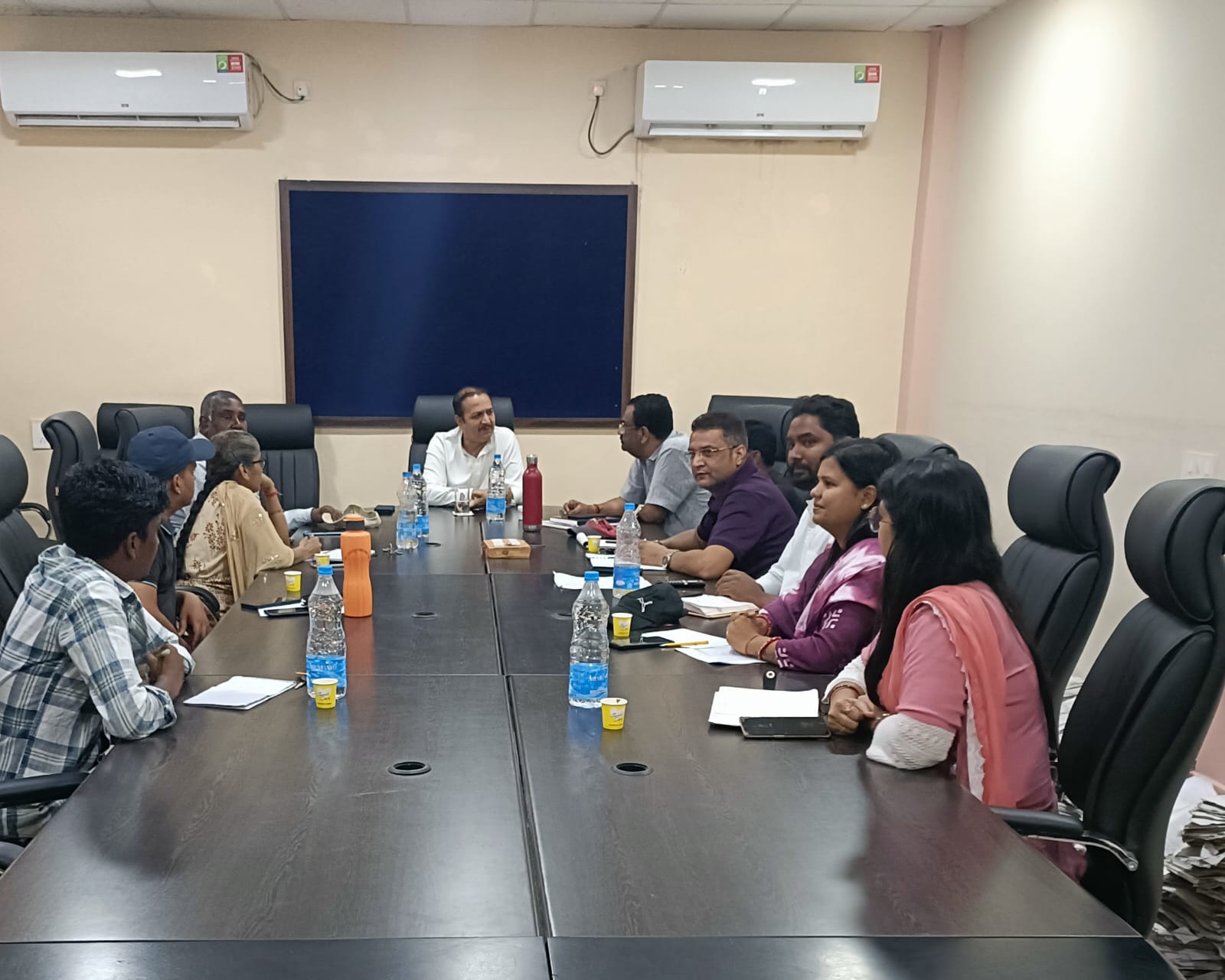 लोनिवि की समीक्षा बैठक में सफी अहमद ने दिए तत्काल गड्डो को भरने के निर्देश  